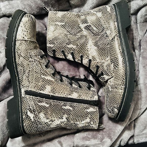 Arizona Jean CO Lace Up Combat Boots Snake Python Memory Foam Size 8 Medium Gray - Picture 2 of 13